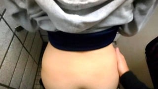 個人撮影 女子学生マネージャーが公園のトイレで秘密のご褒美 口内大量射精と大量中出し 日本人 素人 野外 声我慢 部活 フェラ 手コキ カップル