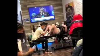 Mulher Goza Fazendo Tatuagem Na Pkk