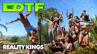 – It’s The Final Day At The Villa & The Stars Have One Last Wild Orgy By The Pool