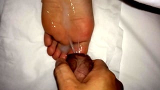 s. feet with cumshot